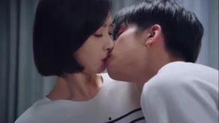 床吻戏吻下,浪漫爱情的高潮瞬间