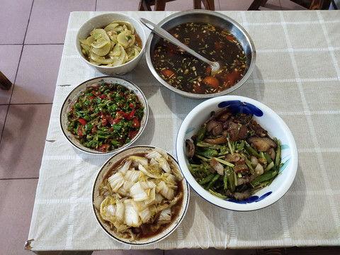 一桌子菜图片大全,尽享美食盛宴