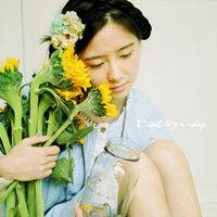 美女手拿花的图片大全,手捧花束的美丽瞬间