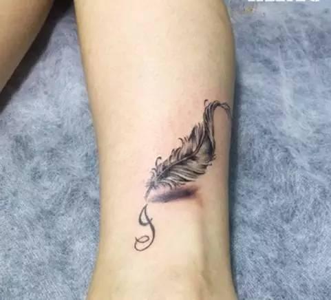 手腕羽毛纹身图片大全,轻盈飘逸的艺术展现